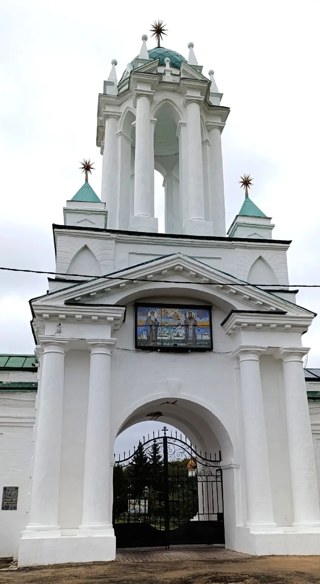 ⛪️У стен древнего монастыря, что стоит на живописном берегу озера Неро, бьет источник с...