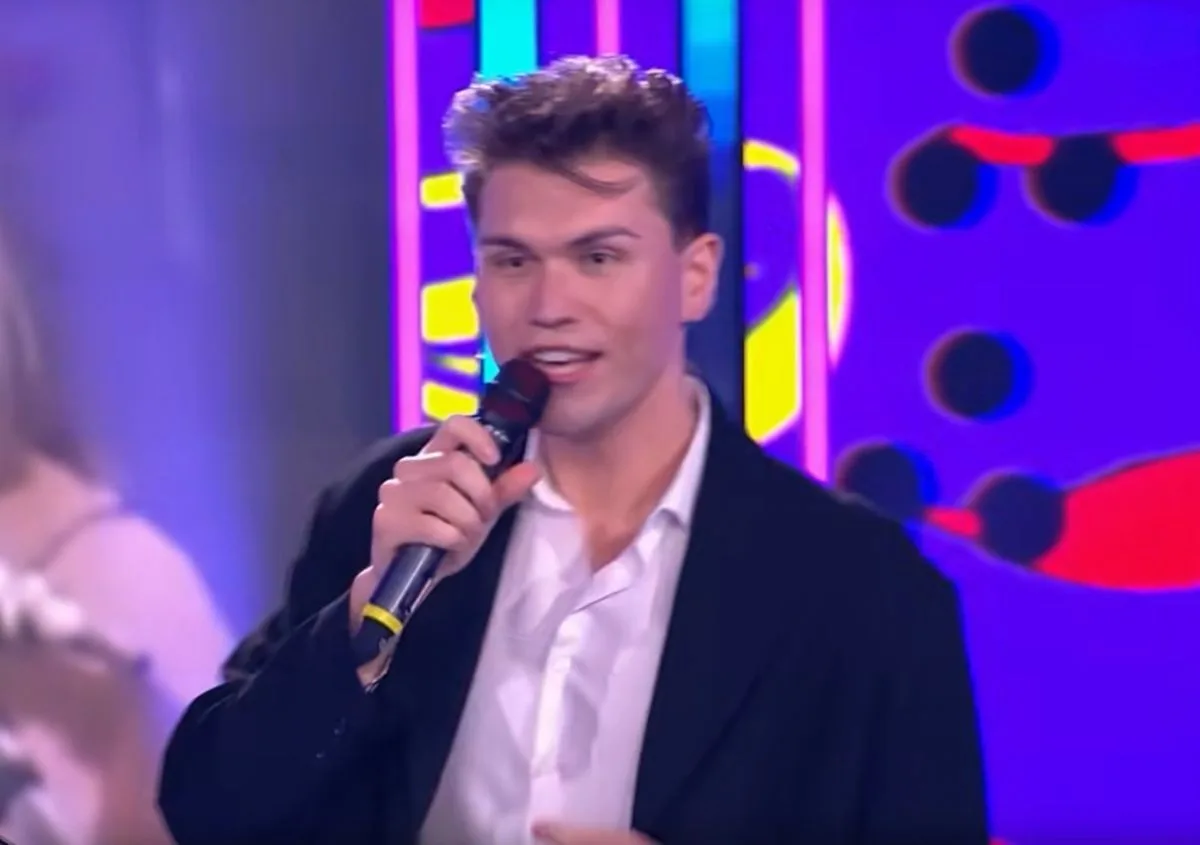 Ельчанин Дмитрий Штанин открыл программу "Привет, Андрей!" песней "Калина"