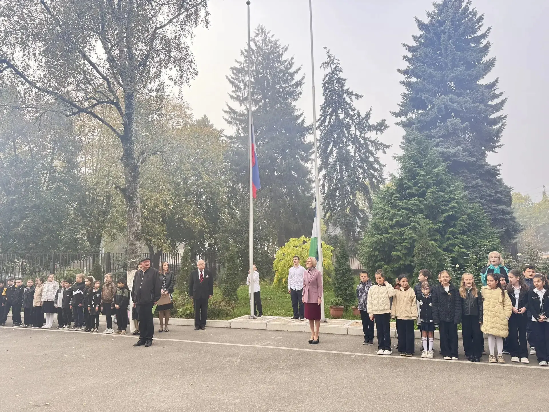 🇷🇺 В школе по традиции прошла торжественная линейка, которая началась с поднятия флаг...
