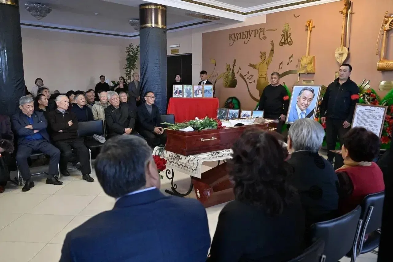 Сегодня проводили в последний путь славного сына Тувы - народного писателя и талантливо...