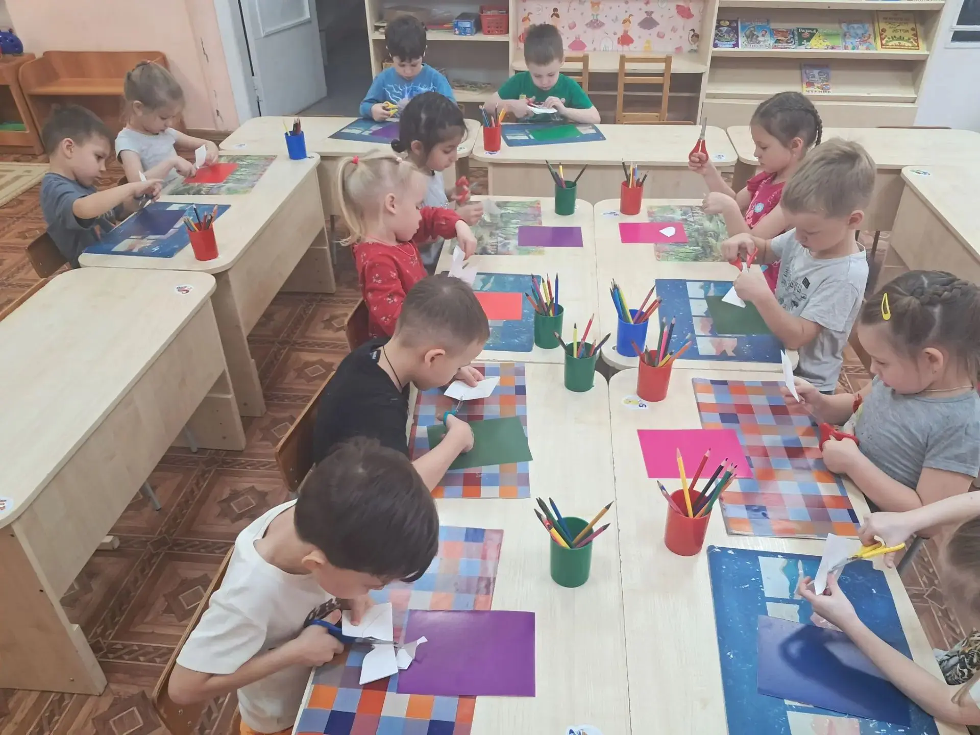 Аппликация с элементами рисования "Цветные зонтики".☂ Старшая группа "Звездочка"