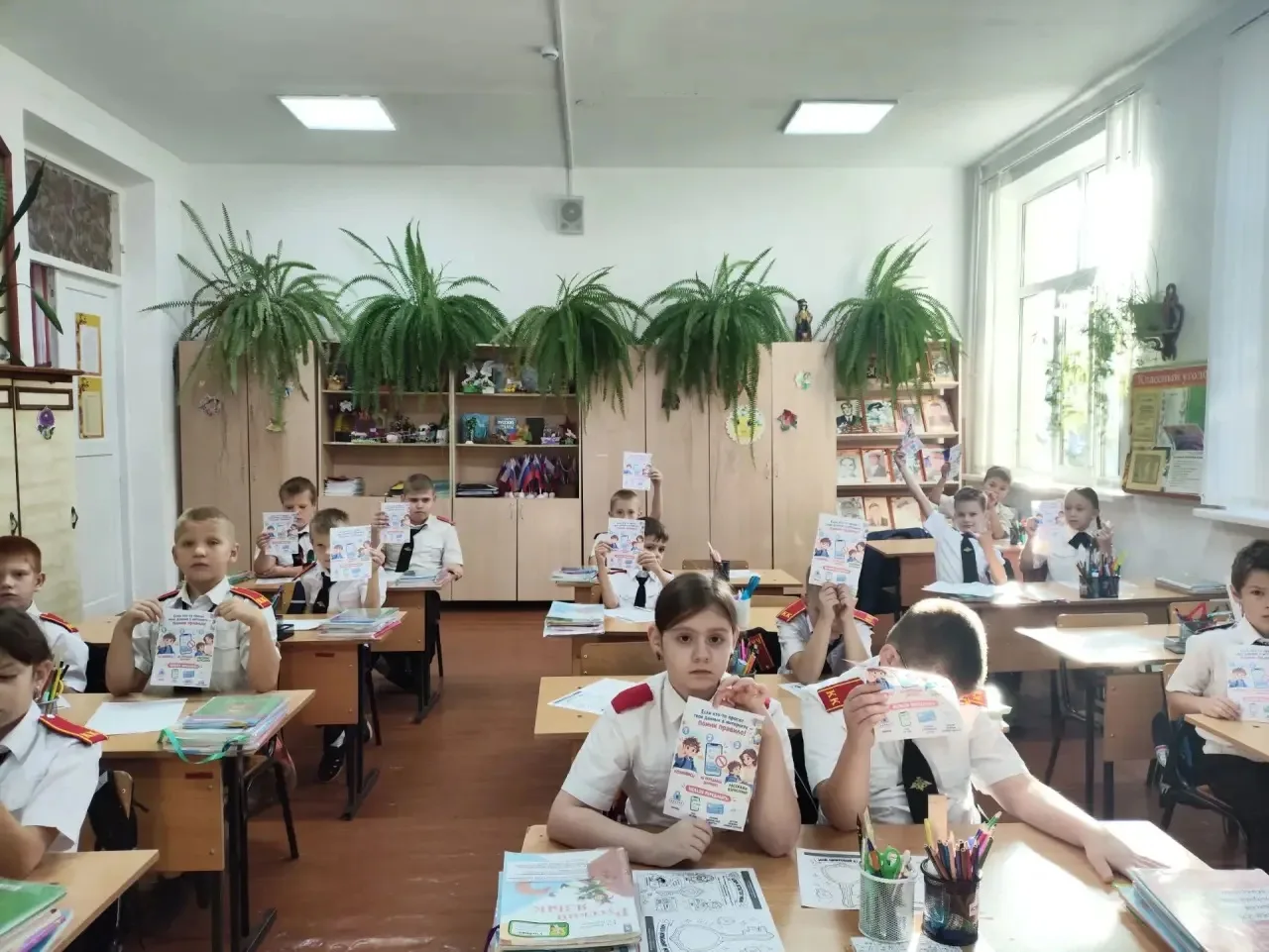 👩‍🏫После торжественной части и завершения линейки все ребята отправились в свои класс...