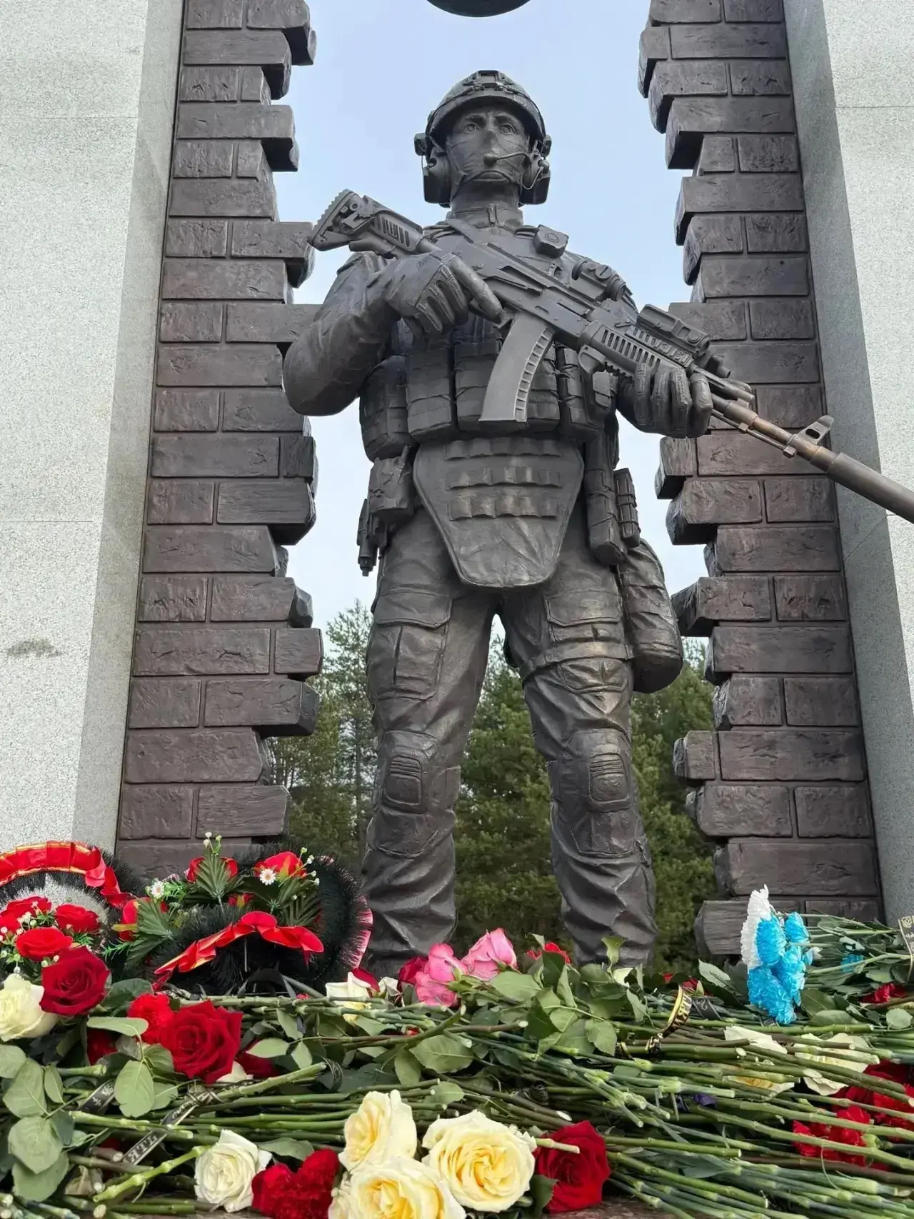 🇷🇺 В НЯГАНИ ОТКРЫЛИ МЕМОРИАЛ «ВЕРНЫМ СЫНАМ ОТЕЧЕСТВА»