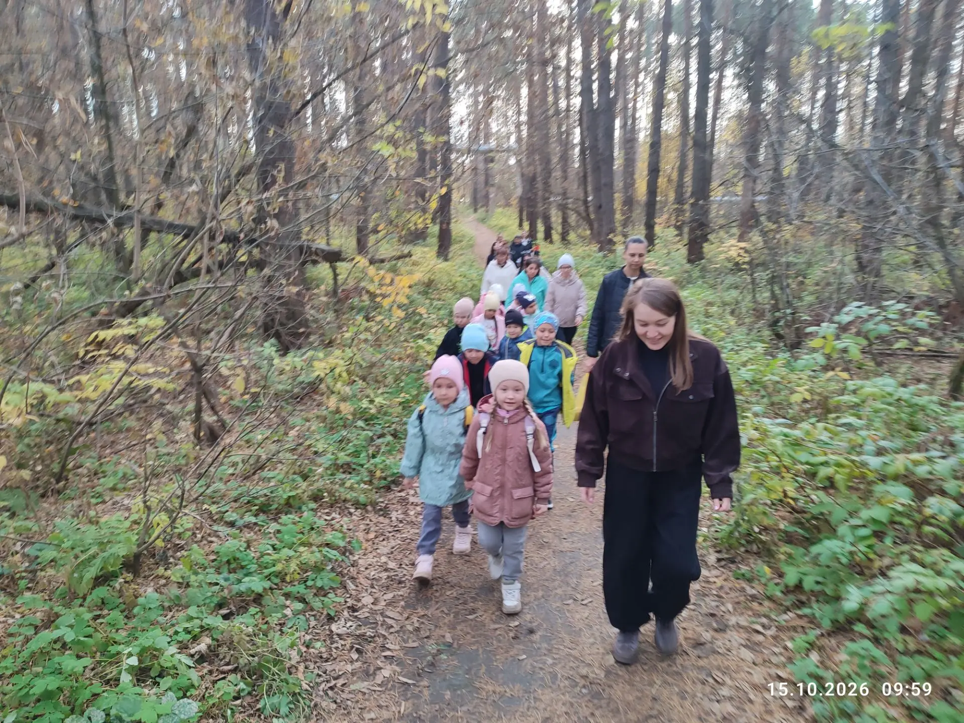 В нашей подготовительной группе √11 прошла семейная экскурсия по "Тропе здоровья". Мы п...