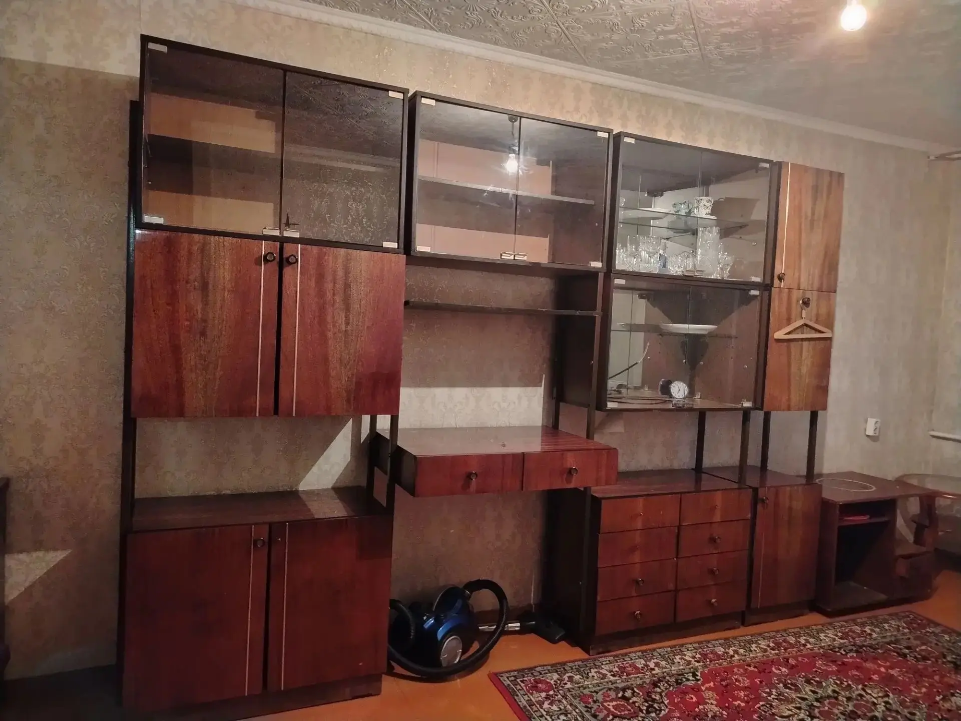 Продам стенку, холодильник, морозильную камеру, микроволновку, стиральную машинку. Всё ...