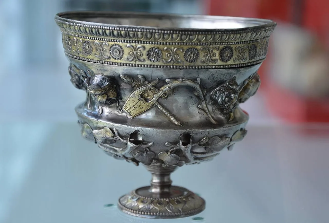 Римская серебряная чаша, украшенная золочёным декором.