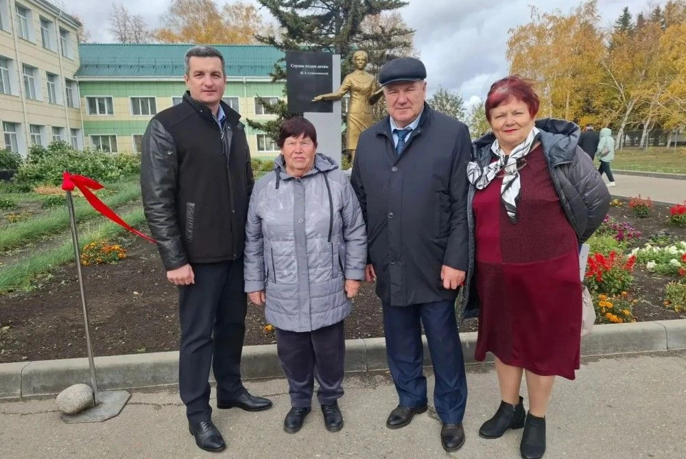 👍 В Родинском районе установили памятник учителям