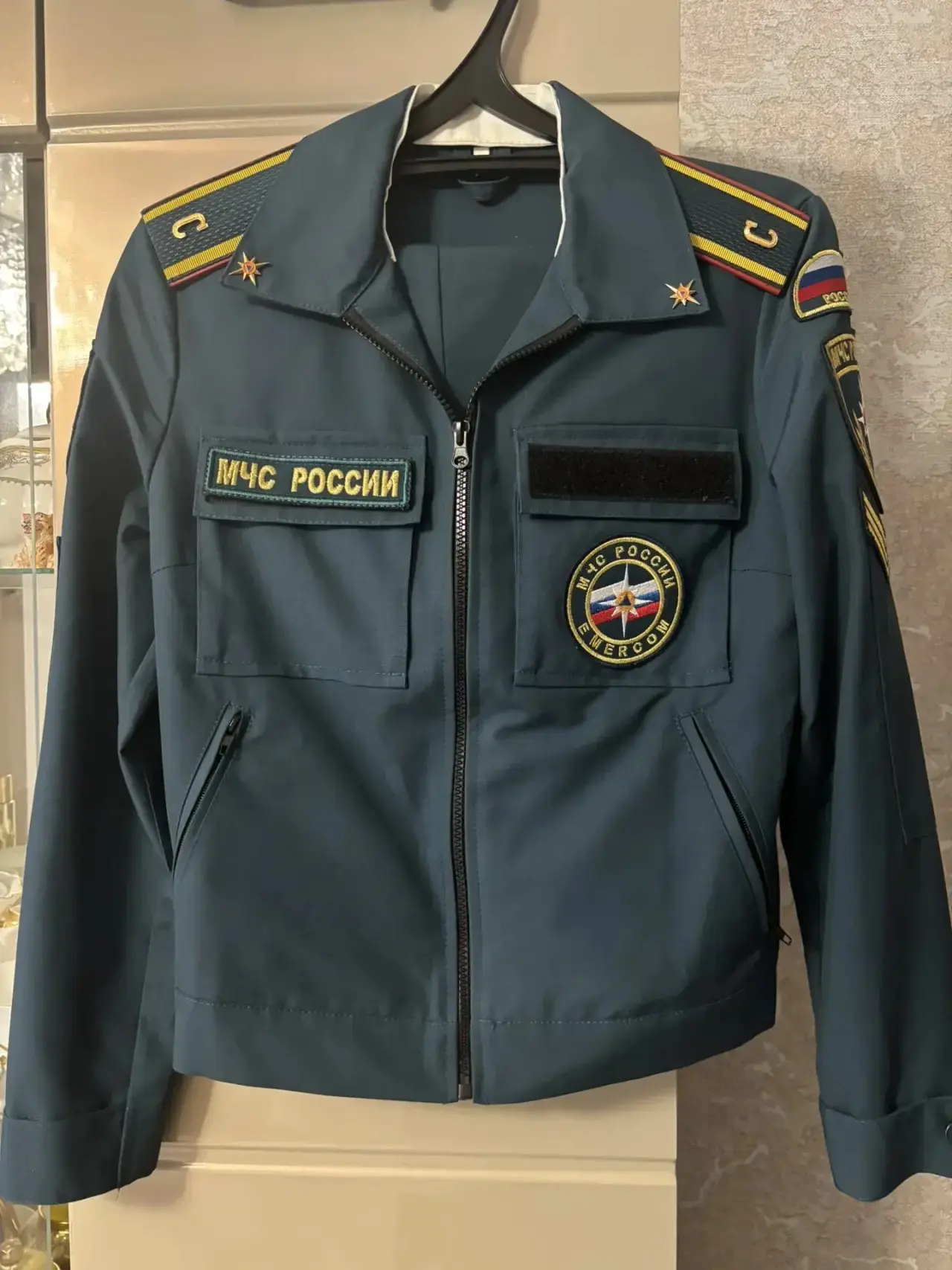 Продам , имеется бушлат,шапка,берет,бушлат размер 46 ,а так же берцы зимние и демисезон...