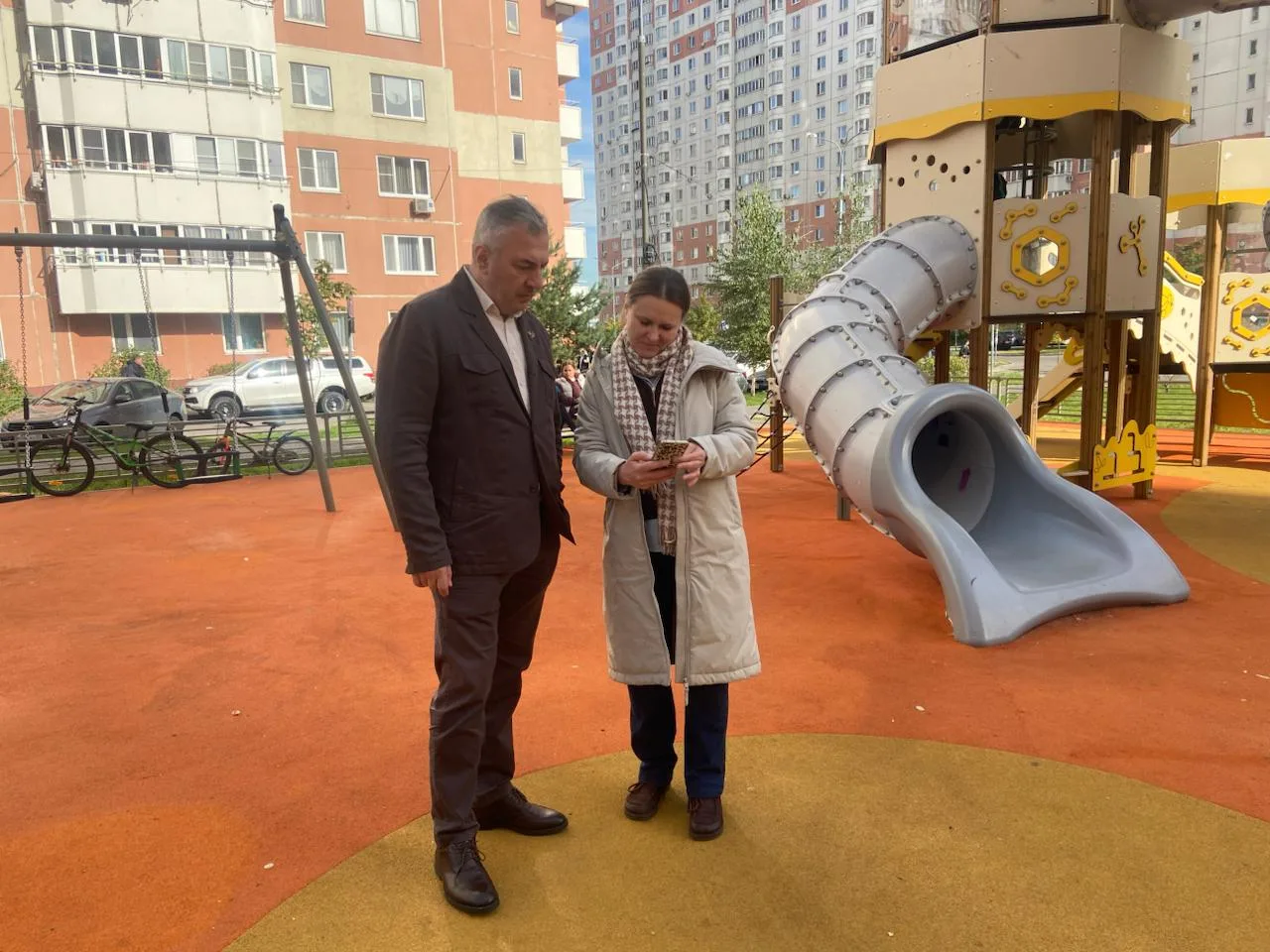 🏡 Депутат Мособлдумы Андрей Лазарев посетил губернаторскую детскую площадку в микрорай...