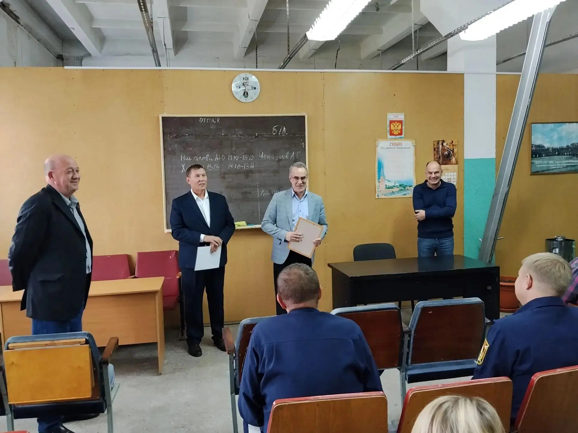 Глава Артемовского муниципального округа Андрей Клименко вместе с председателем Думы Ал...