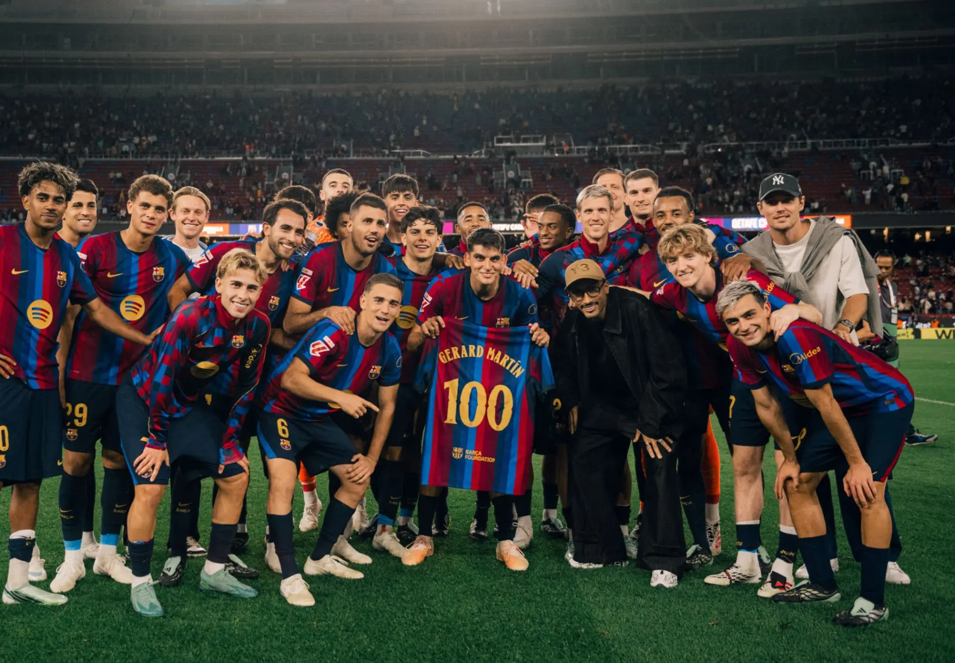 💙❤️ 💯 матчей за ФК «Барселона» у великого Жерара Мартина. Вот и семейное фото ⬆️