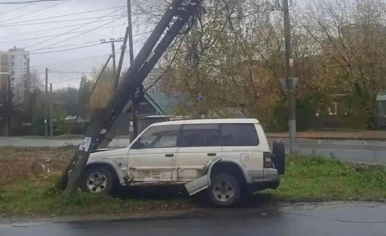 🚗 С начала 2026 года автомобили в Пермском крае 57 раз врезались в опоры линий электро...