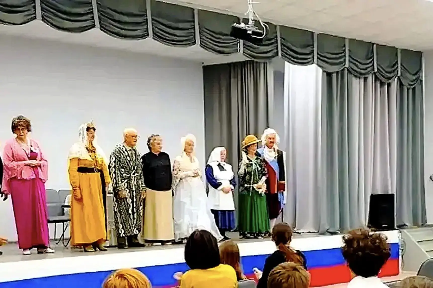 🎭 Театральная студия «серебряных» волонтёров гастролирует по школам города