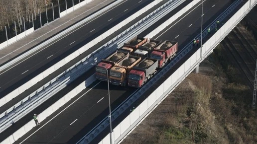 Южную широтную магистраль в Петербурге испытали нагрузкой в 324 тонны