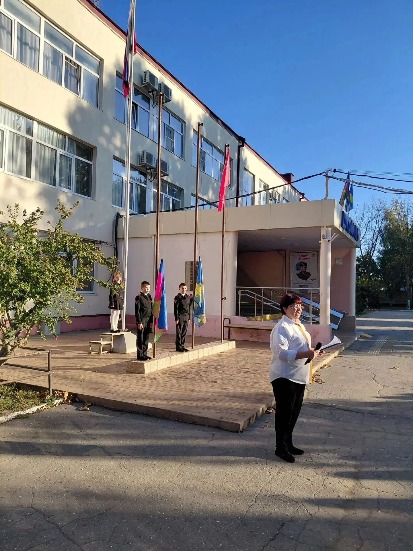 Каждый понедельник, традиционно, наша школа выходит на еженедельную линейку.