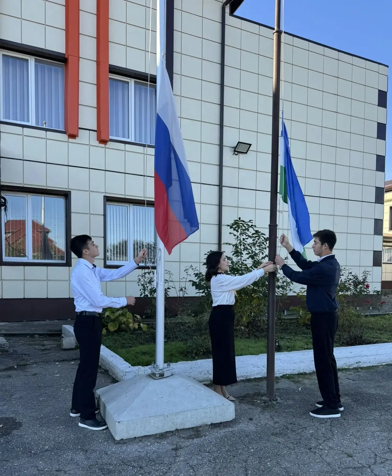 Неделя началась с торжественного подъёма флагов России и Кабардино-Балкарской Республик...