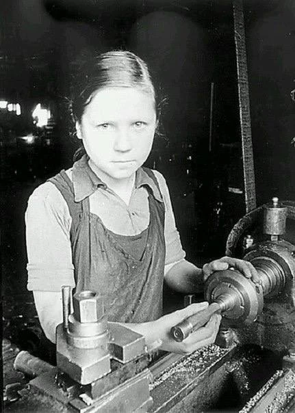 Ленинград, 1943 год. Ей всего 15, но вместо школьной парты - токарный станок и работа д...