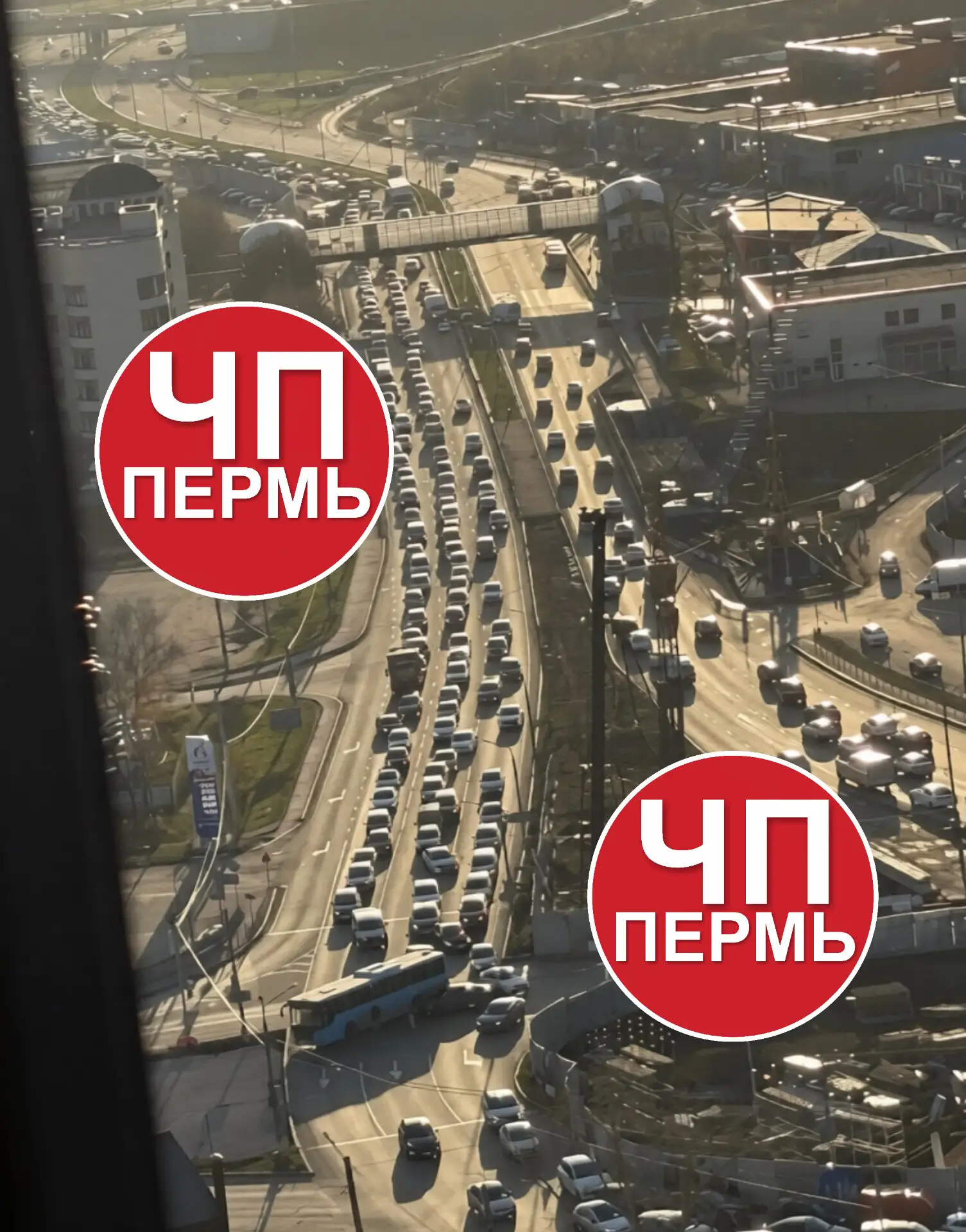 Огромная пробка на шоссе космонавтов из за ДТП с автобусом