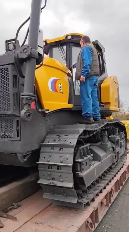 Для полигона ТКО в Бердске приобрели новый бульдозер