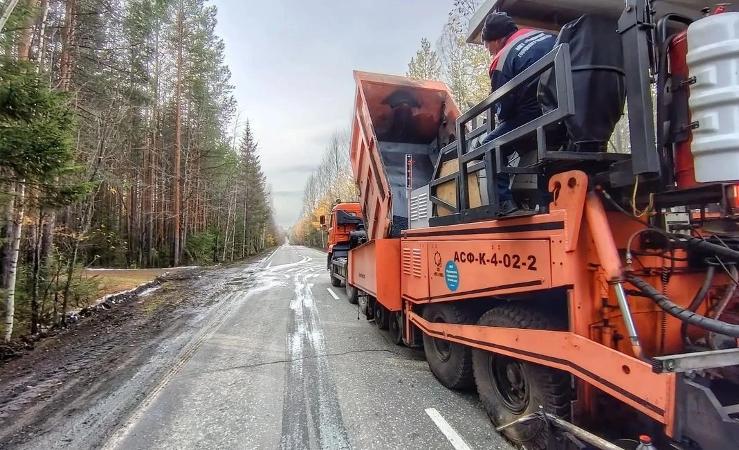 В выходные, 10-11 октября МКУ "УГХ" проводили асфальтирование дорожного полотна дороги,...