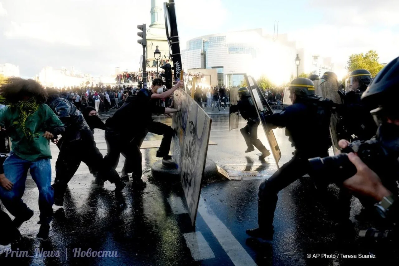 ⚡️Почти 8000 человек задержали во Франции за время протестов старшеклассников, среди ни...