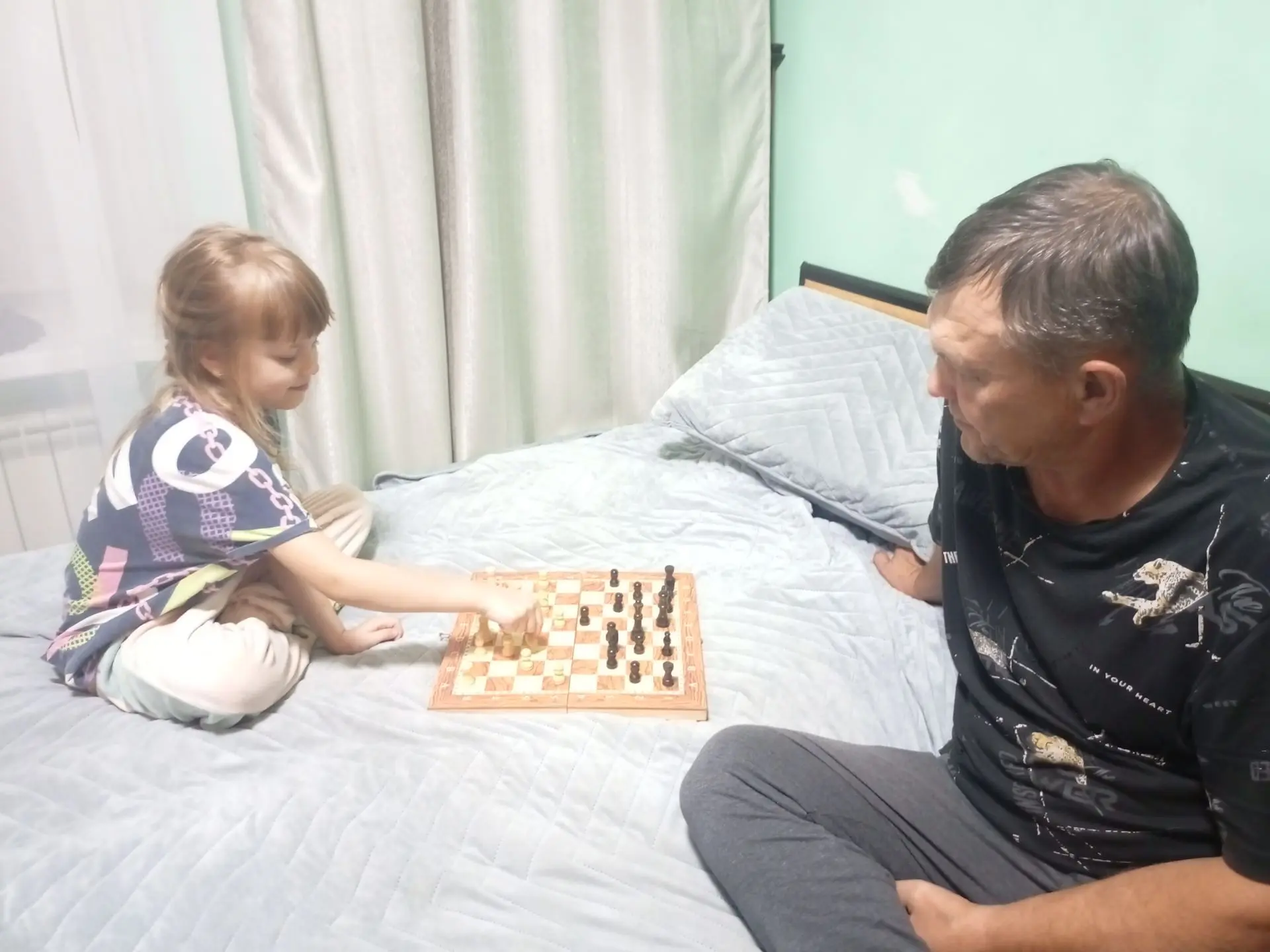 Играем с папой в шахматы. ♟️ Он пока выигрывает, но я учусь думать на несколько шагов в...