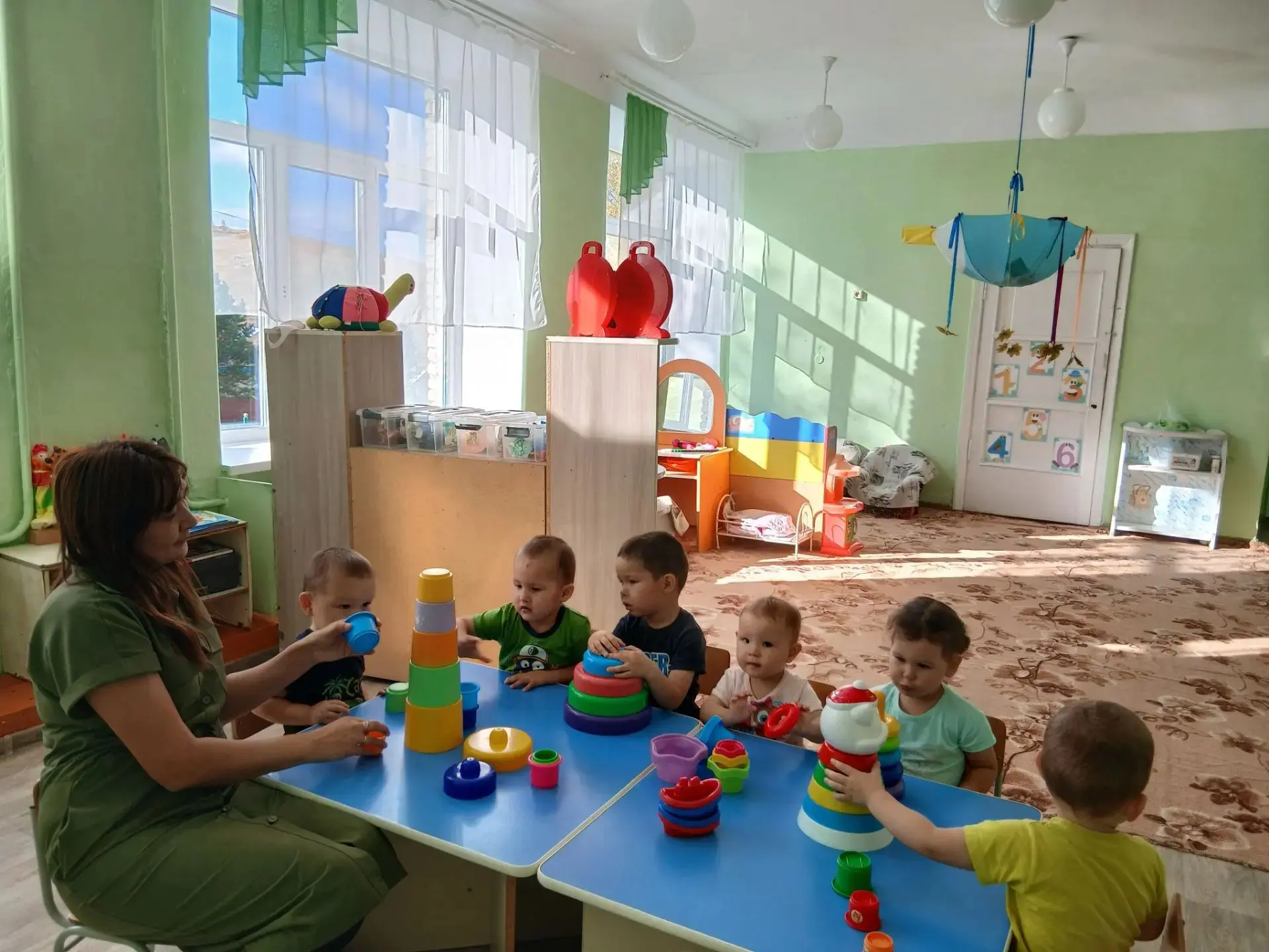 Тема:,,Знакомство с пирамидкой"в младший группе.