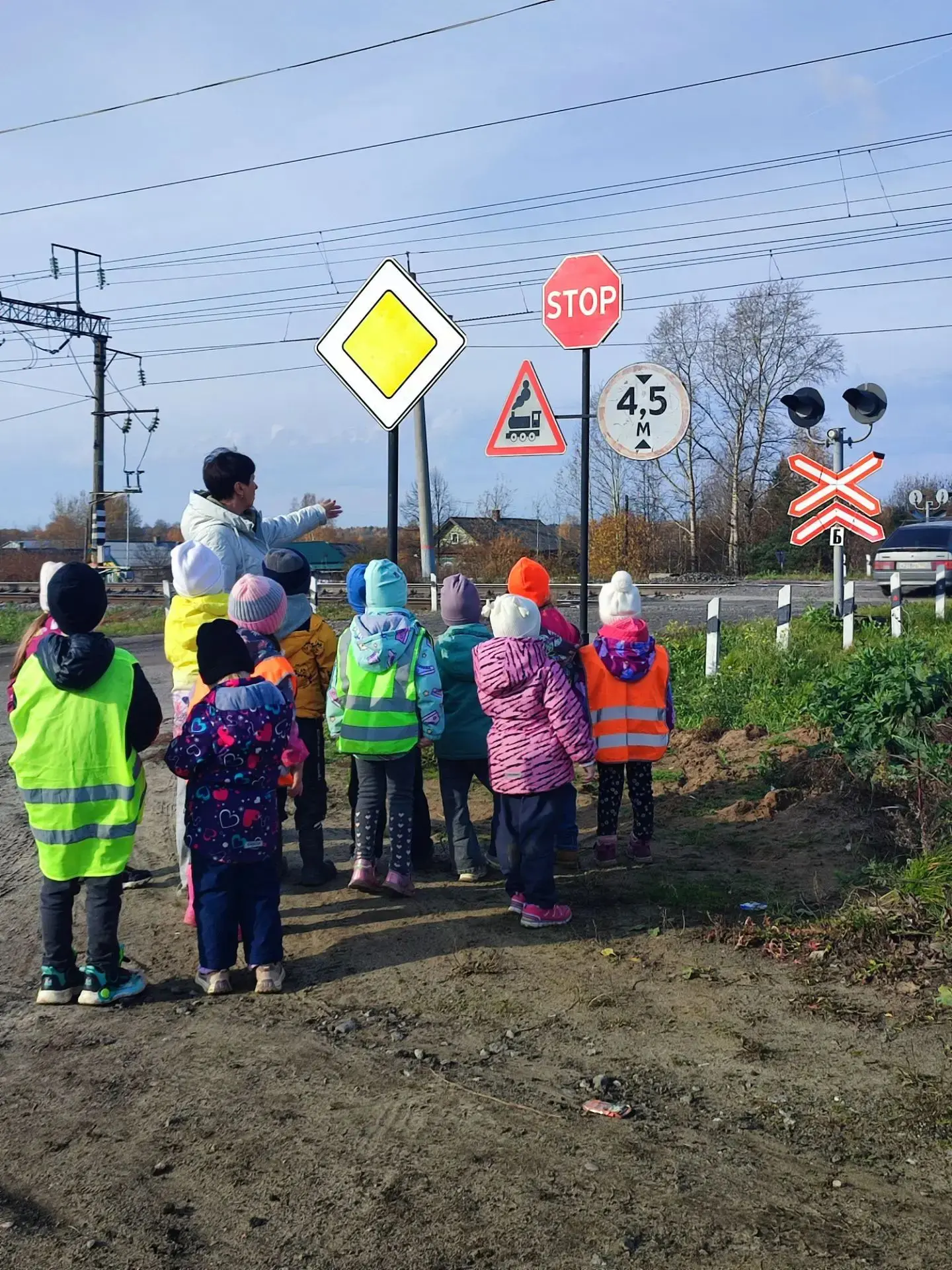 📌Экскурсия к железнодорожному переезду средней, старшей и подготовительной групп.