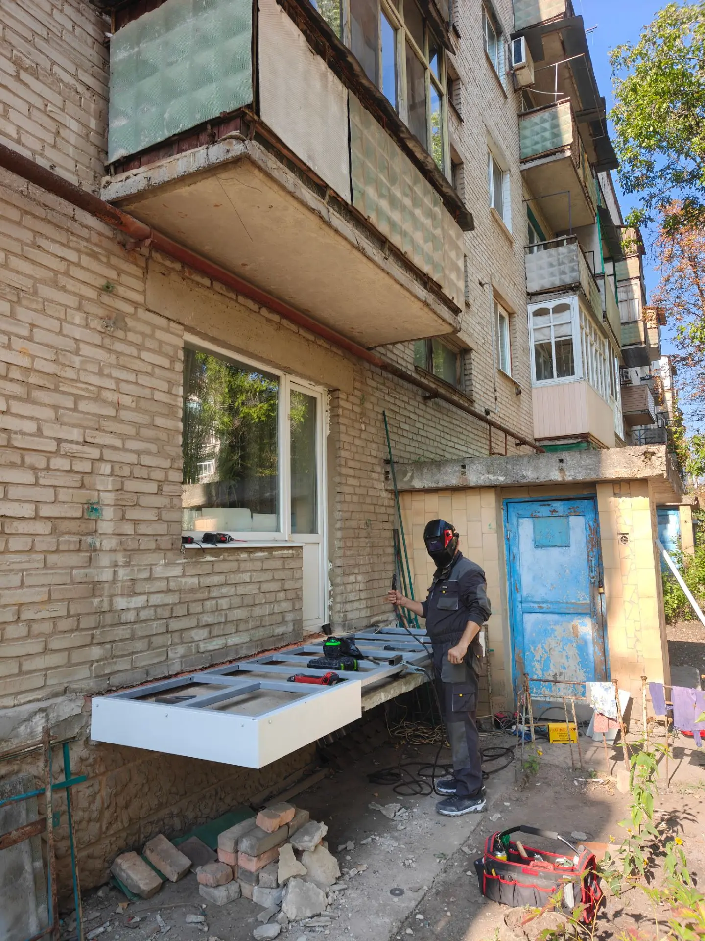 В процессе подготовка плит к установке балконов по адресу: