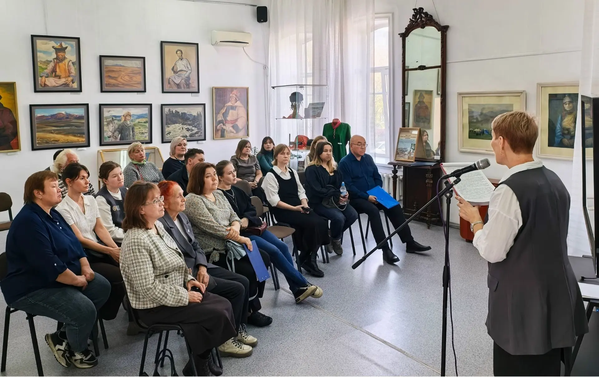 В Бийске до 15 ноября будет работать выставка «Чуйский тракт соединяет народы»