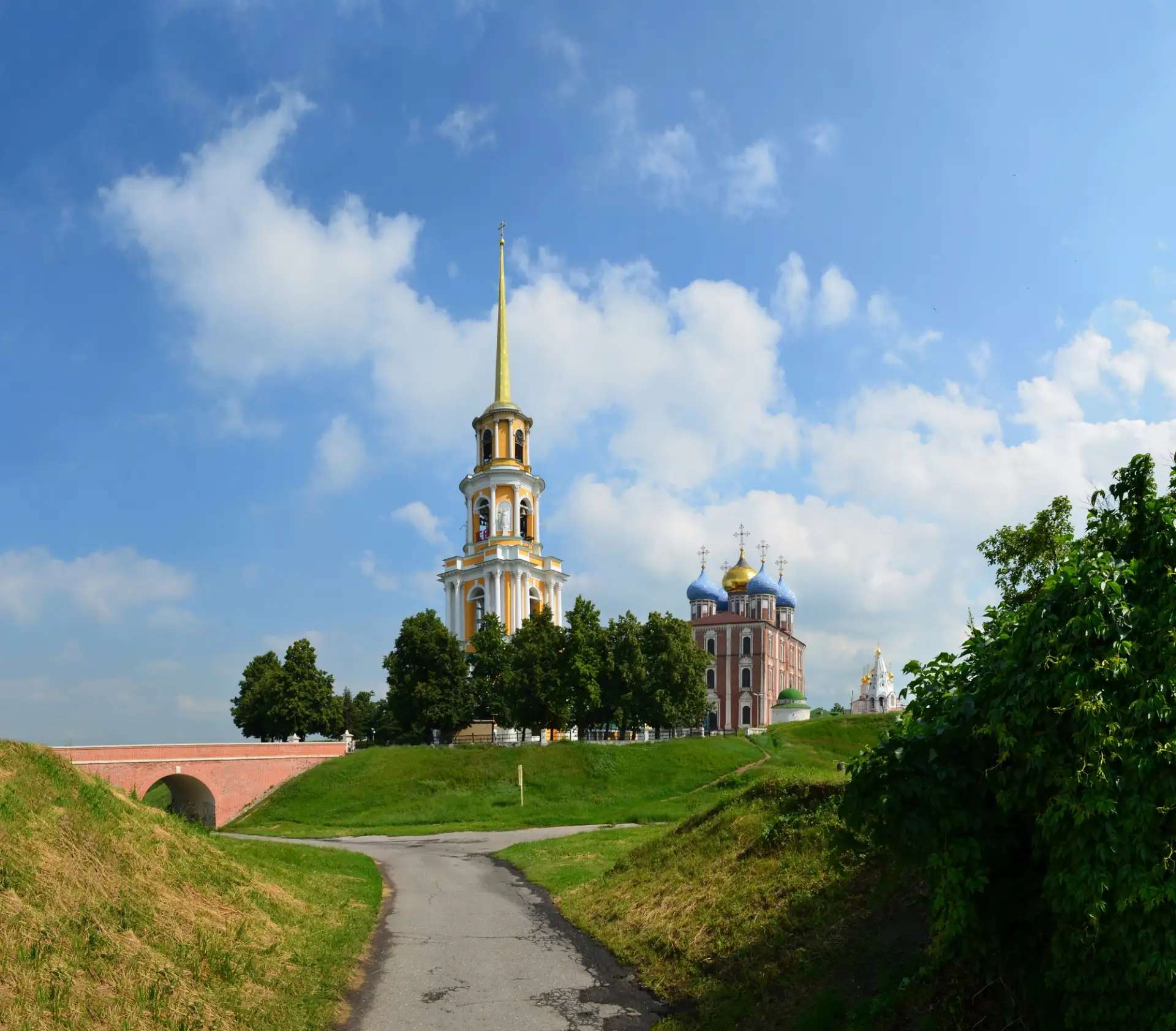 🏰 Город, который давно переехал — а имя оставил себе
