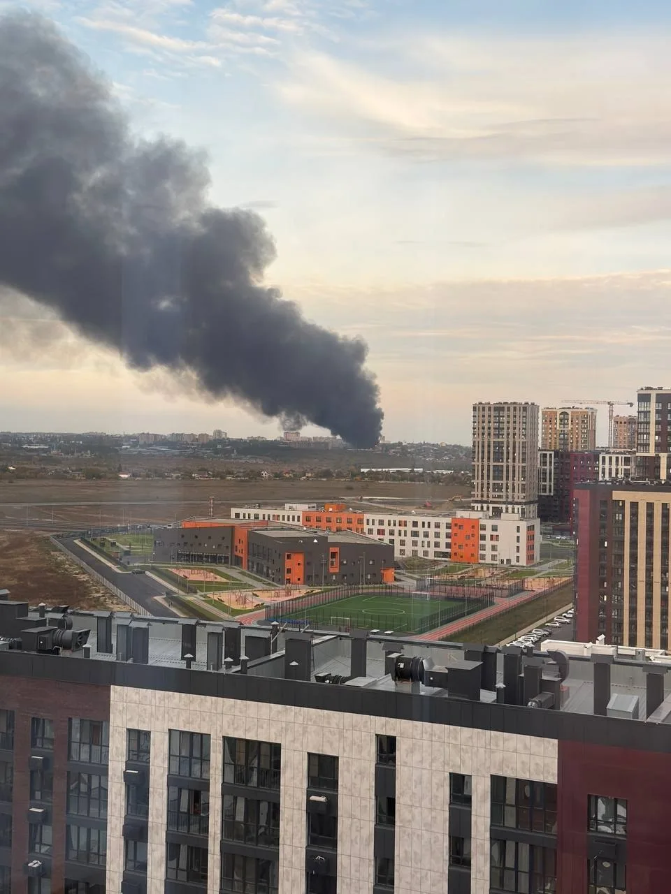 Площадь пожара на заводе в Аксае увеличилась до 3000 квадратных метров(!).