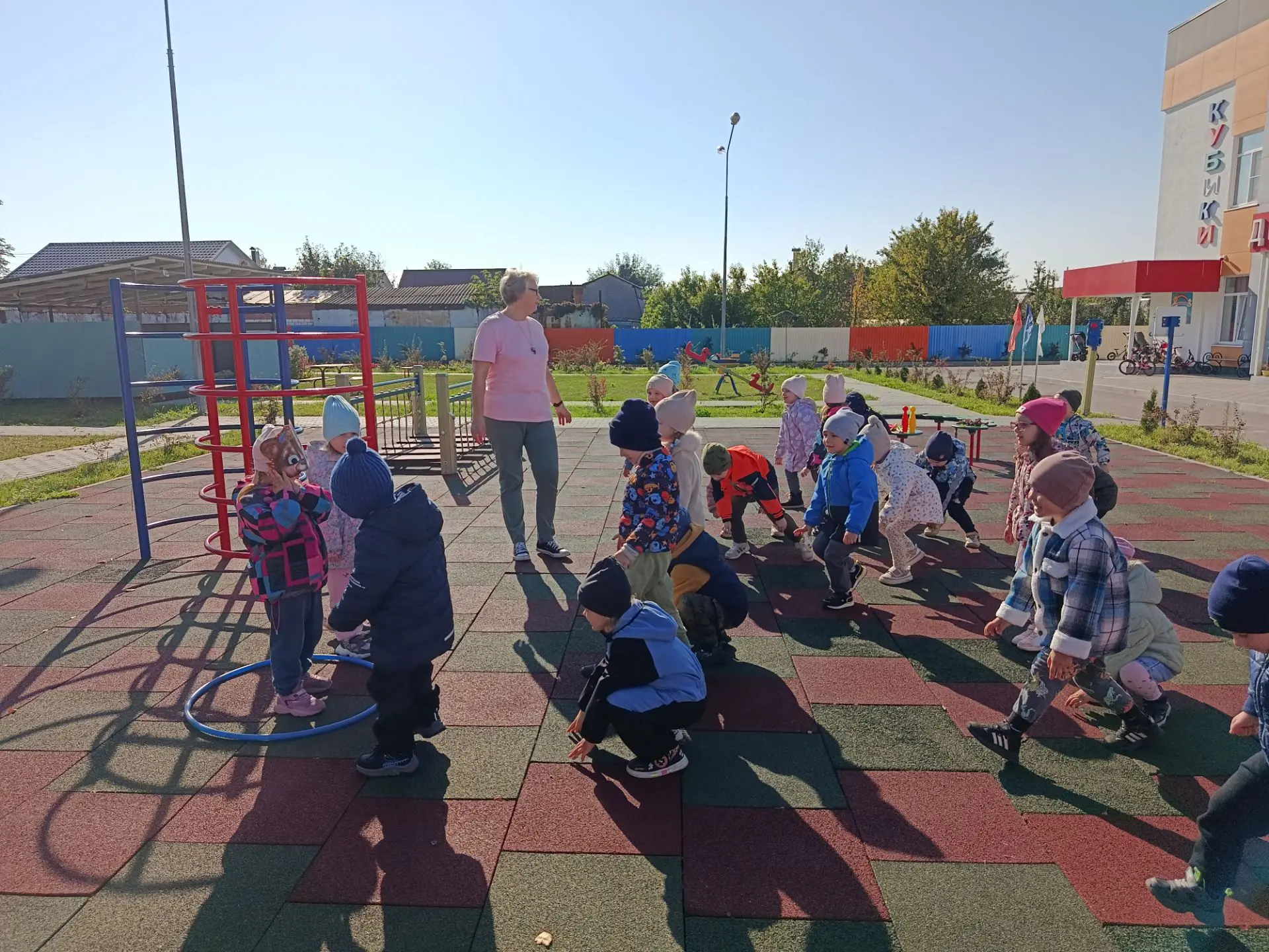 Прогулка в детском саду стала настоящим приключением! Малыши 3–4 лет играли в «Солнышко...