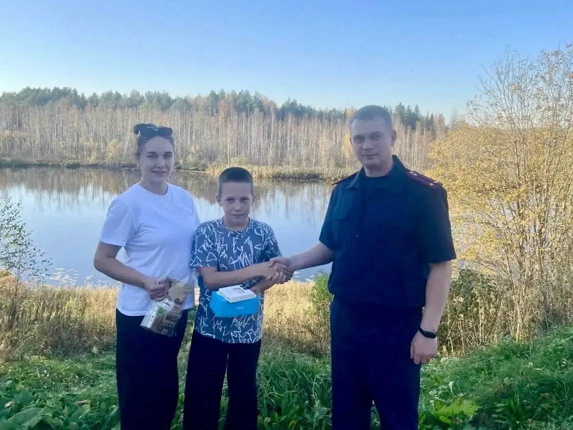 Семиклассника Егора Кокина из деревни Озерской Лузского округа СК наградил подарком. Па...