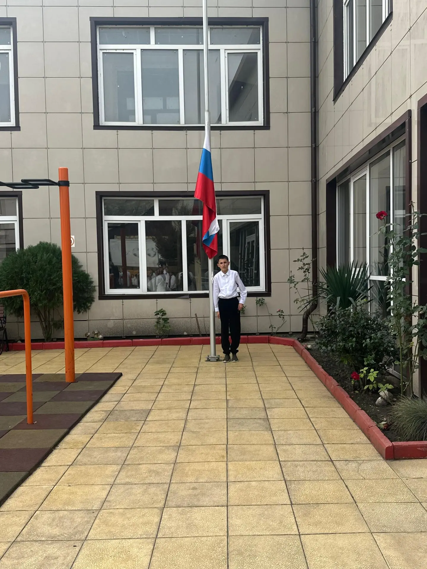 🇷🇺В завершение учебной недели в школе‑интернате состоялась традиционная церемония спу...