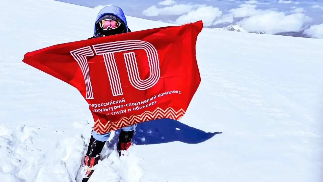 🏔 Спортсменка из Златоуста Ксения Пак установила флаг ГТО на Пике Ленина!