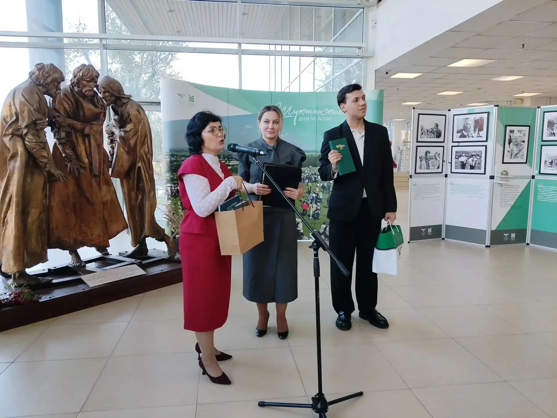 🎬 Во ВГИКе открылась фотовыставка к 50-летию Шукшинских чтений
