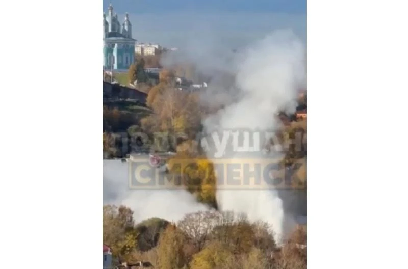 В Смоленске гигантский фонтан кипятка высотой с многоэтажный дом вырвался из-под земли