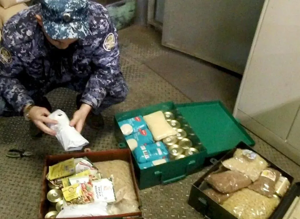 В Тверской области задержали злоумышленников при попытке доставки запрещенных предметов...