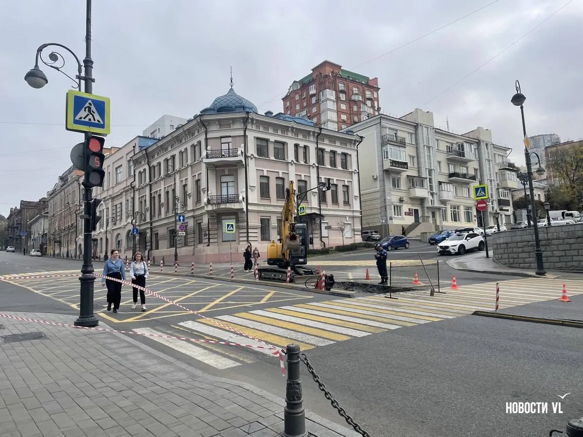 🚧⚠️ Во Владивостоке раскопали полосу на Океанском проспекте возле мэрии