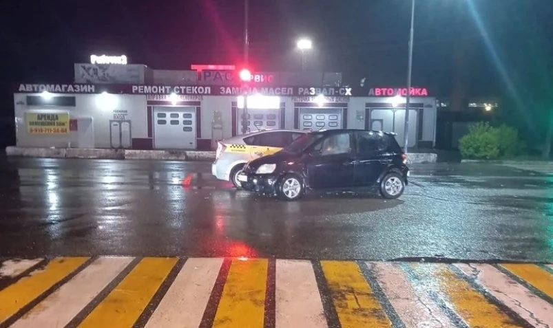 В Уссурийске 63-летняя женщина за рулём Toyota Vitz не пропустила встречный Prius и поп...