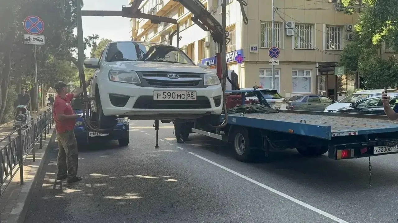 В центре Сочи эвакуировали 30 машин за неправильную парковку.