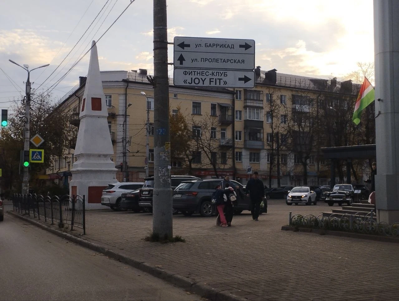 Рано радовались. Тротуар у филармонии вновь превратился в парковку. Сегодня здесь  прой...