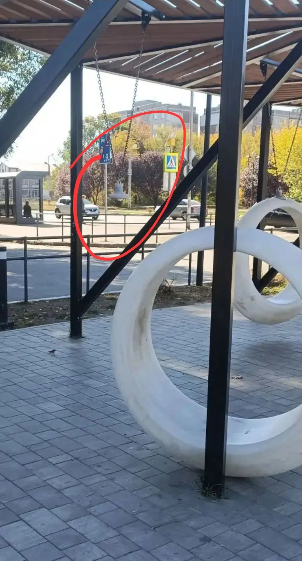 На Аллее Победы серьёзно повреждены качели.