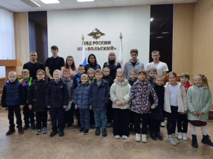 👮‍♂️ Профориентация в действии: сотрудники МО МВД России «Вольский» провели экскурсию ...