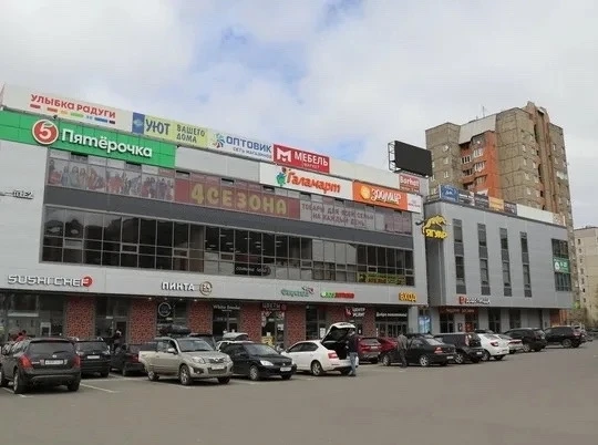В Петрозаводске ищут троих мужчин, которые с ножами гонялись за подростками у ТЦ.