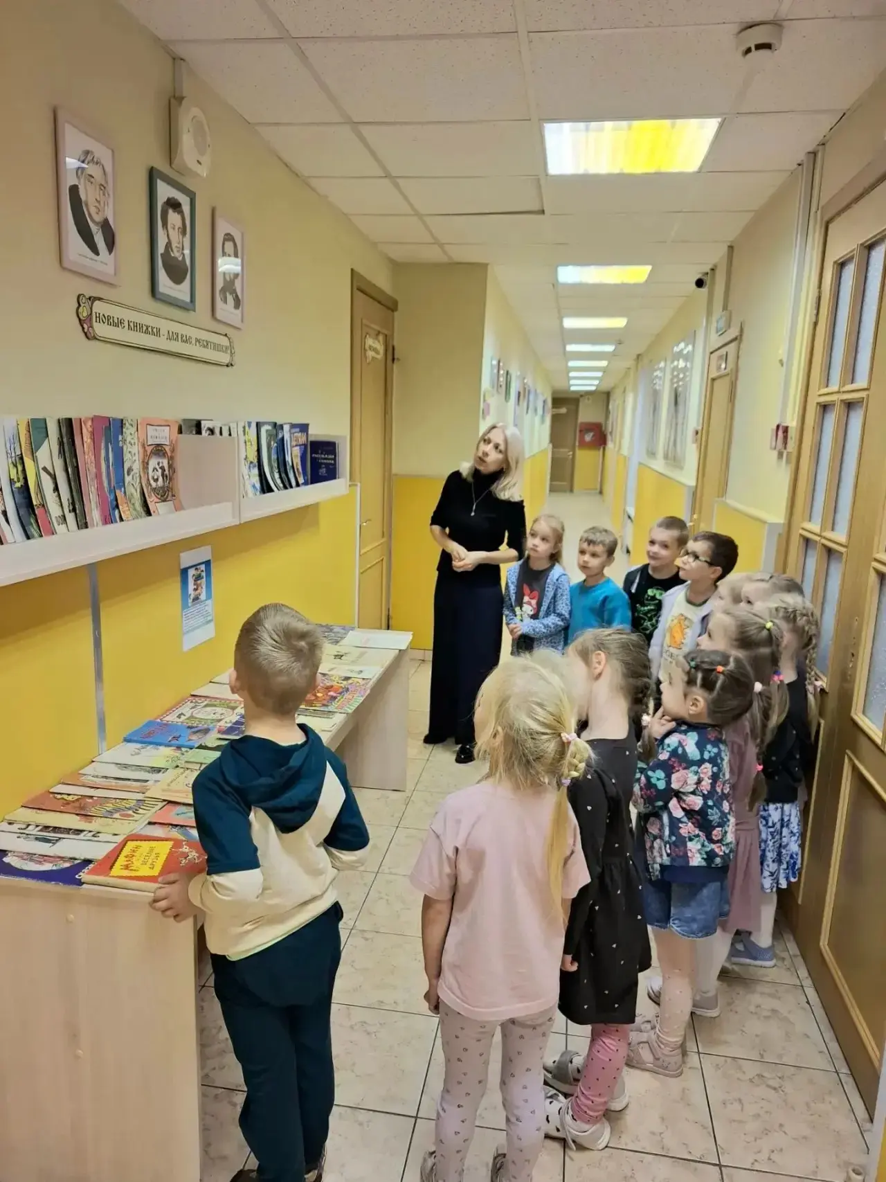 Все девчонки и мальчишки очень любят книжки.