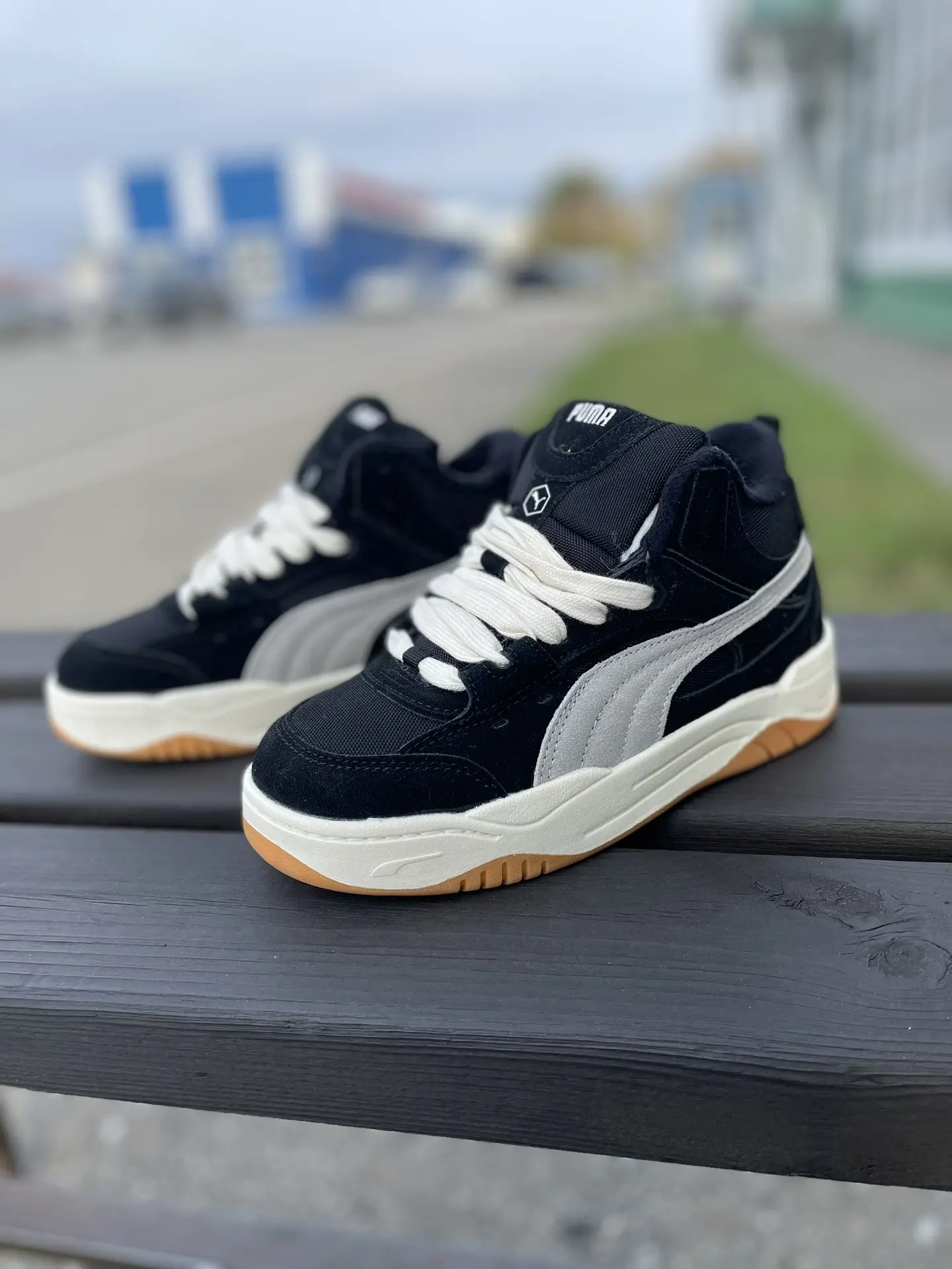 Вдохновленные баскетбольными кроссовками 80-х, эти кроссовки PUMA kicks alley выводят к...
