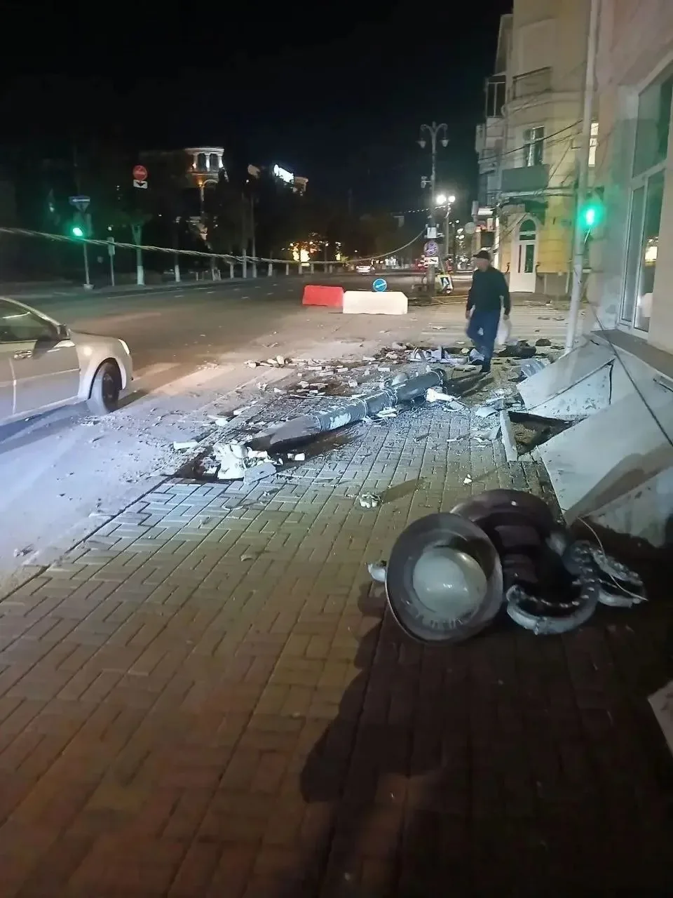 На улице Ленина в Курске заменили опору освещения, повреждённую в ДТП с автобусом.