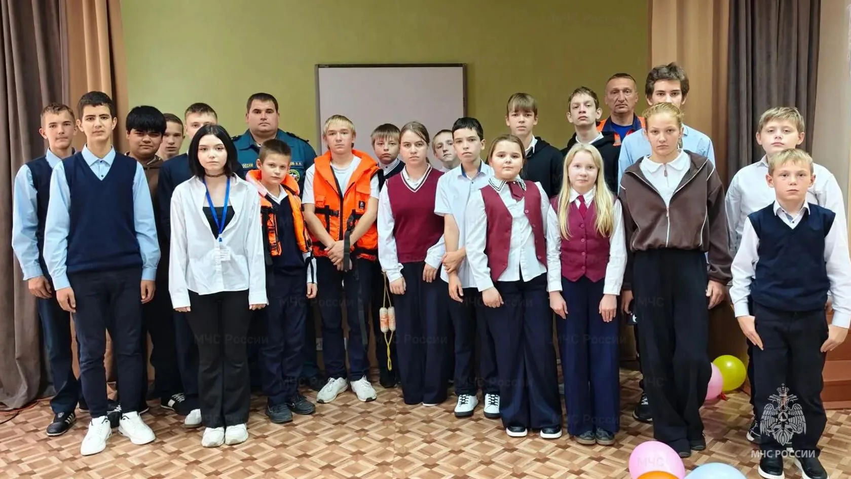 Инспекторы центра ГИМС проводят уроки безопасности в школах